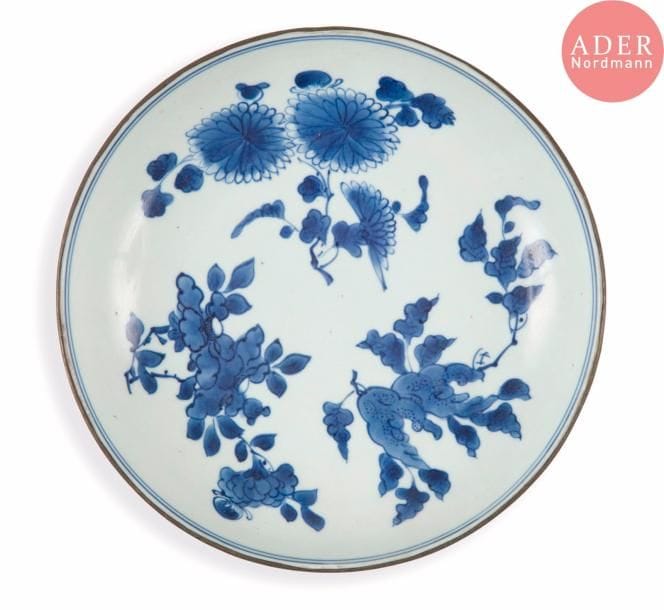 CHINE - XVIIIe siècle
Coupe en porcelaine décorée en bleu sous couverte de chrysanthèmes, pivoines et citrons digités. Marque apocryphe de Jiajing. (Bord cerclé de métal, petites égrenures).
Diam. : 20,8 cm
