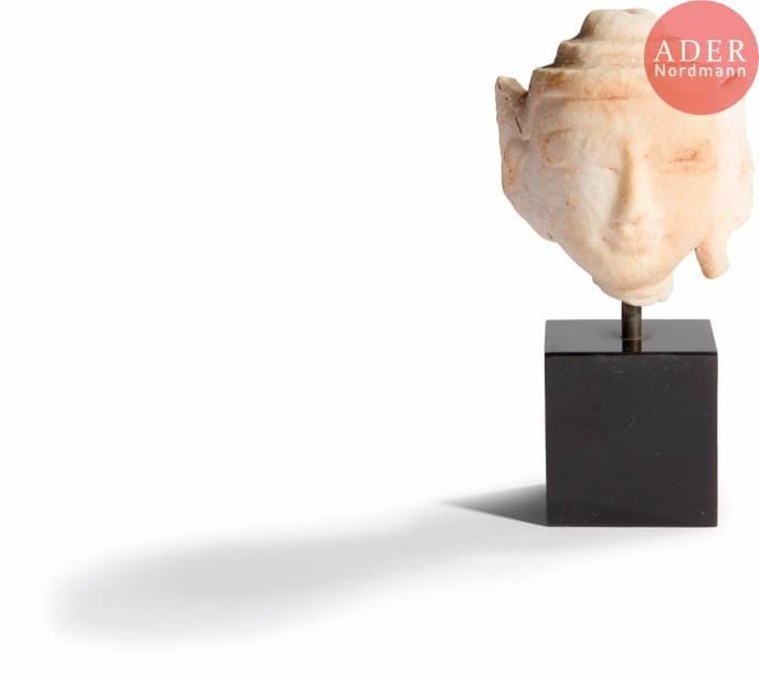 BIRMANIE - XVIIIe siècle
Petite tête de bouddha en albâtre blanc sculpté, les yeux entrouverts, esquissant un léger sourire. (Accidents).
H. : 7,5 cm. 