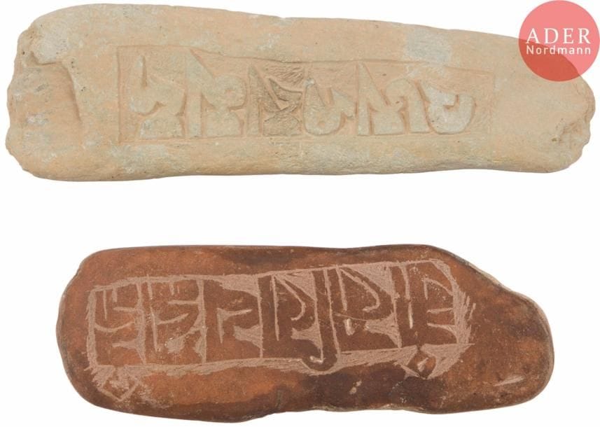 TIBET
Deux pierres votives sculptées de mantras en tibétain.
L. : 24 et 29 cm.
