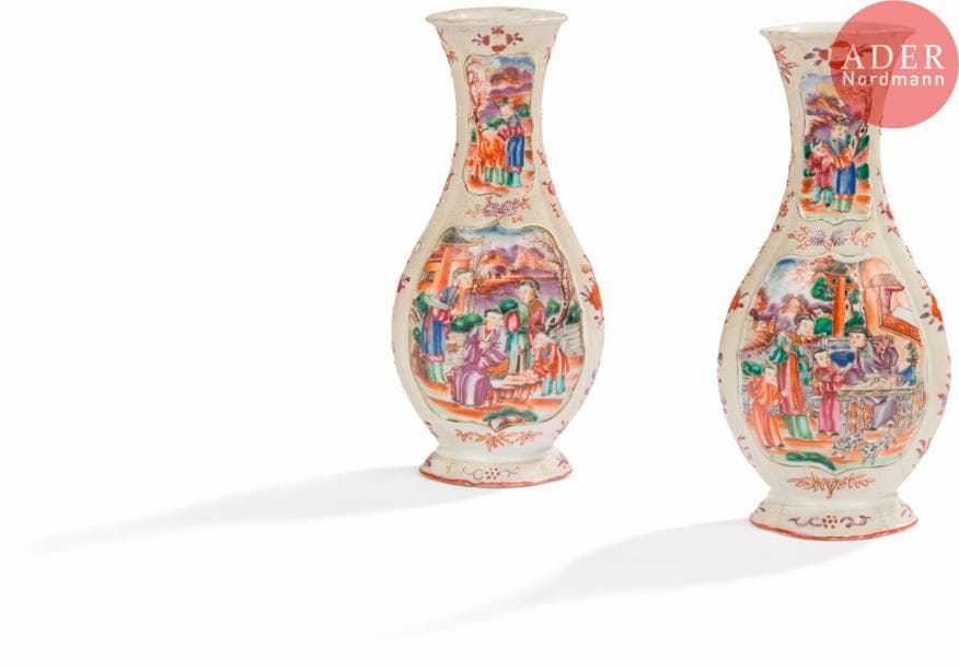 CHINE, Canton - XVIIIe siècle
Paire de vases en porcelaine émaillée polychrome à décor dans des panneaux polylobés de scènes en terrasse de pavillon de lettrés, femmes et enfants prenant le thé. (Fêlures et accidents).
H. : 23 cm.