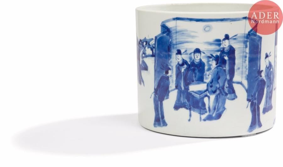 CHINE - XIXe siècle
Porte-pinceaux en porcelaine bleu blanc à décor de lettrés jouant au go et regardant des peintures. Marque apocryphe Chenghua.
H. : 15,4 cm. 
