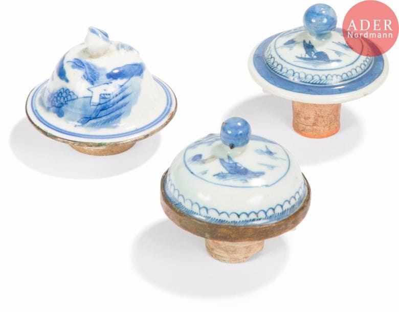 VIETNAM et CHINE - XIXe siècle
Trois couvercles en porcelaine décorée en bleu sous couverte de paysages lacustres.