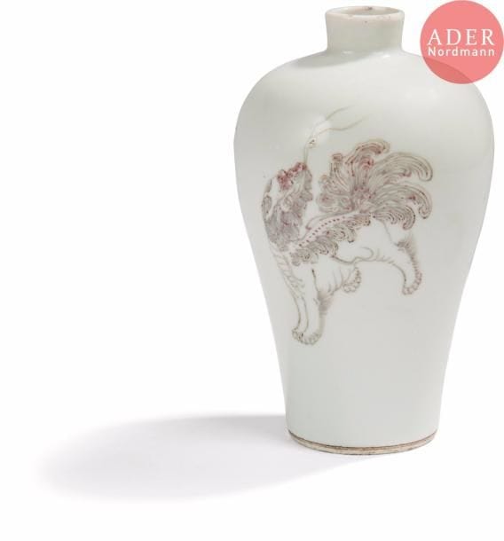 CHINE - XIXe siècle
Petit vase « meiping » en porcelaine blanche à décor émaillé en rouge de cuivre de chimère, tigre, et éléphant sur la panse. (Égrenures restaurées en bordure de col, petit éclat interne en bordure de pied).
H. : 15,5 cm.