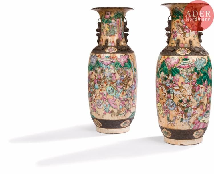 CHINE, Nankin - Début XXe siècle
Paire de vase en porcelaine à décor émaillé polychrome de scènes des trois royaumes illustrant des combats à cheval, le col et l’épaulement ornés de qilong en biscuit.
H. : 60 cm.