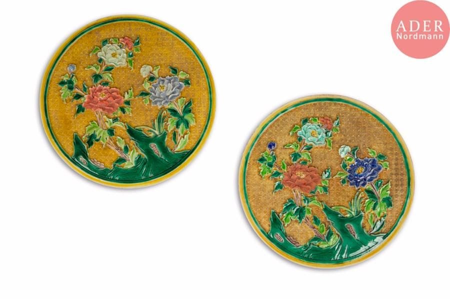CHINE - Début XXe siècle
Paire de plaques rondes en porcelaine émaillée polychrome dans le style des émaux de la famille verte à décor de fleurs de chrysanthème feuillagées dans les rochers sur fond jaune losangé. Marque apocryphe Wang Bingrong.
Diam. : 20 cm.