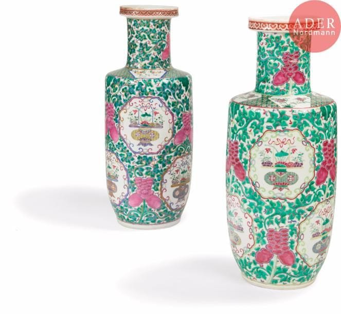 CHINE - XXe siècle
Paire de vases rouleaux en porcelaine émaillée polychrome de vases fleuris dans des réserves sur fond de rinceaux fleuris. Marque apocryphe Kangxi. (Égrenures en bordure de col et petit éclat sur la panse de l’un formant fêlures).
H. : 46,5 cm.