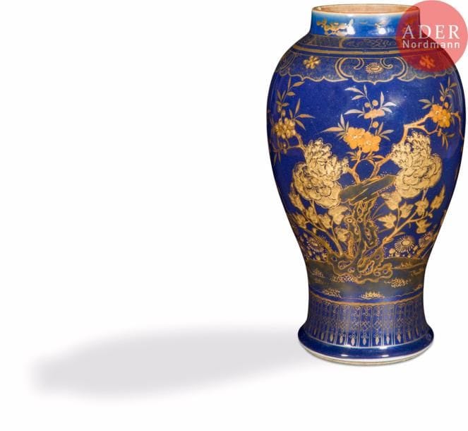 CHINE - XXe siècle
Vase en porcelaine émaillée bleu et or à décor de fleurs dans les rochers.
H. : 36,9 cm.