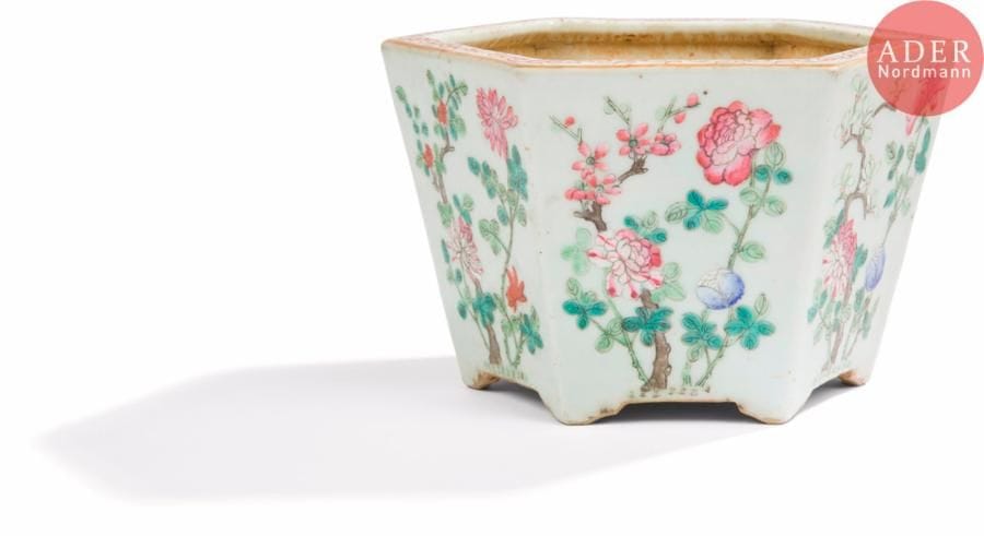 CHINE - XXe siècle
Jardinière à pans coupés en porcelaine émaillée polychrome à décor de branches fleuries de lotus, chrysanthèmes et prunus. (Fêlure, un cheveu, fond percé).
H. : 13,1 cm.