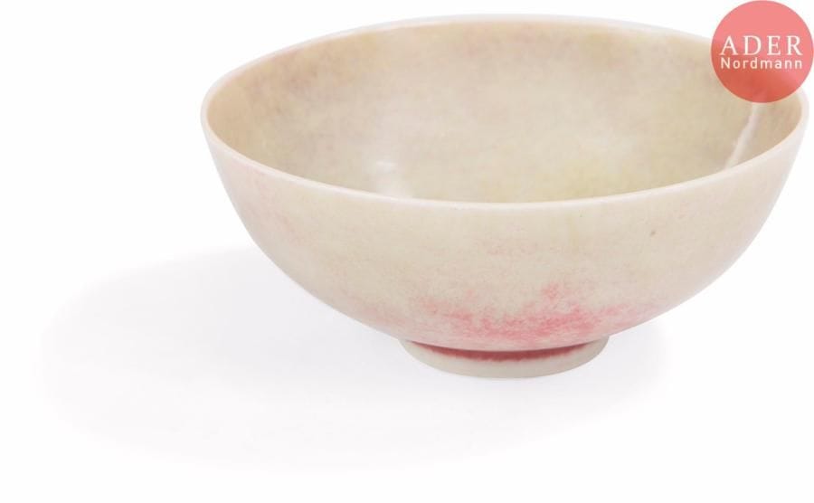 CHINE
Petite coupelle en porcelaine émaillée peau de pêche. Au revers, la marque apocryphe de Kangxi à six caractères.
Diam. : 9,3 cm
