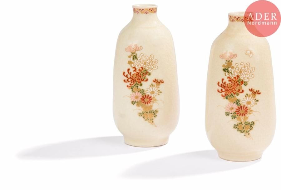 JAPON, Fours de Satsuma
Époque MEIJI (1868 - 1912)
Paire de petits vases en faïence de Satsuma à décor émaillé polychrome et or sur fond crème craquelé de fleurs d’Iris et chrysanthèmes et papillon en vol. Signés Satsuma Sattozan.
H. : 13,4 cm.