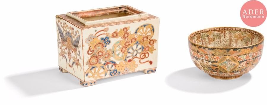 JAPON, Fours de Satsuma
Époque MEIJI (1868 - 1912)
Bol rond en faïence de Satsuma à décor émaillé polychrome et or dans des fleuron et médaillons de scène de vie, de poissons et fleurs sur fond noir, l’intérieur orné de branches de saules pleureurs. Signé Yozan.
Diam. : 10,7 cm.

On y joint une boîte rectangulaire quadripode en faïence de Satsuma émaillée polychrome et or de fleurs de lotus et chrysanthèmes et de phénix. (Manque le couvercle, égrenures en bordure de col, et à un angle). Dim. : 8,9 x 12, 3 cm.