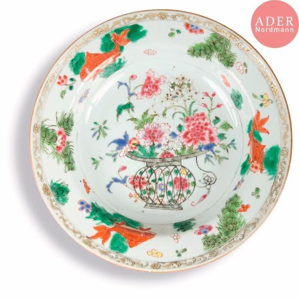 CHINE - Époque KANGXI (1662 - 1722)
Assiette creuse en porcelaine émaillée polychrome de la famille verte et rose et or d’un bouquet fleuri en son centre et de carpes nageant en réserve. (Fêlure formant y).
Diam. : 22,3 cm.

On y joint un bol en porcelaine émaillée polychrome et or de la famille verte de carpes. (Un éclat en bordure).
Diam. : 14,9 cm.