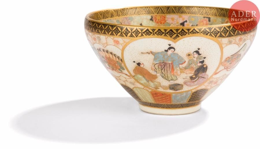 JAPON, Fours de Satsuma
Époque MEIJI (1868 - 1912)
Bol de forme conique en faïence de Satsuma émaillée polychrome et or dans des médaillons polylobés de scènes de danse, repas et paysage sur fond de miroirs brisés, éventails et fleurons, l’intérieur à décor d’un seigneur, un enfant et une femme se prosternant à ses pieds, la réserve ornée de fleurs sur fond noir. Signé Kizan zo kore.
Diam. : 12,6 cm.