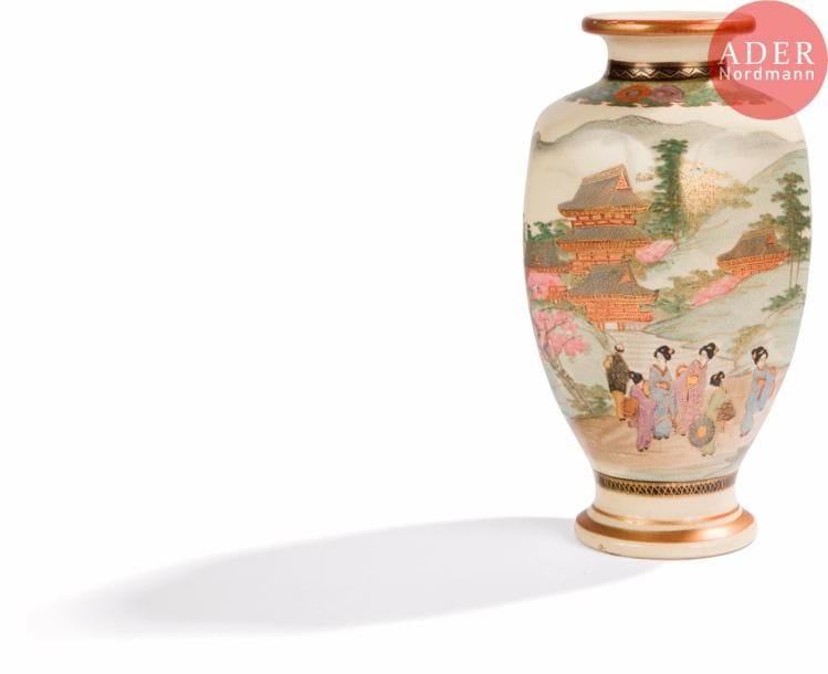JAPON, Fours de Satsuma
Époque MEIJI (1868 - 1912)
Vase en faïence de Satsuma à facettes sur piédouche émaillée polychrome et or à décor de scènes de vie dans un paysage lacustre montagneux orné de temples et cabanons. Signé Okunai.
H. : 25,5 cm.