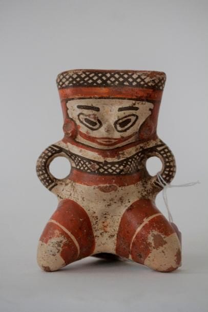 Femme assise, les bras en arc de cercle reposant sur sa taille. Elle est ornée de peintures corporelles rouges et noires. Terre cuite polychrome. Culture Guanacaste, Costa- Rica/Panama,  1100-1500 apr .J.-C.  H. 13 - l. 9.5 - Ep. 6,5 cm  Provenance: Ancienne collection Wallas Katz, New York. achetée auprès de la Galerie Art for Eternity, New York, ref 9448, le 5 aout 2010. Bibliographie: Reproduit dans  "Importante Masterpieces of Pre-Columbian Art", p.4. Exposition:  Everson Museum of Art, Syracuse, USA, 1970. Vente Origine Auction du 26/09/2015, Lot 105. Un Certificat de Howard M. Nowes sera remis à l'acquereur.