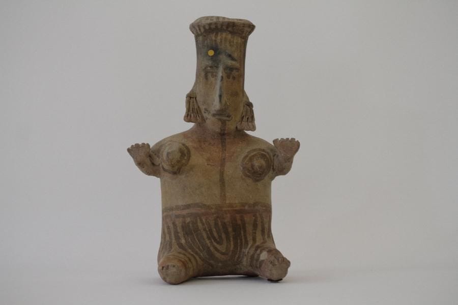 Femme assise, les bras levés et présentant ses paumes de main en signe de prière. Des peintures corporelles ornent tout le bas de son corps, les seins et le visage. Elle est parée de boucles oreilles. Terre cuite brune à décor noir et rouge. Culture Jalisco, Mexique, 100 av.-250 apr. J.-C.  H. 36 - l. 23 - Ep. 13 cm Provenance: Collection Ulrich Hoffmann, Allemagne. Bibliographie:  Reproduit dans "Frauen des Alten Amerika"ed. Verlag Arte Amerika, Stuggart, 2001, p.193.  Un test de thermoluminescence  sera remis à l'acquéreur. Vente Castot- Hara du 26/03/2012, lot. 71