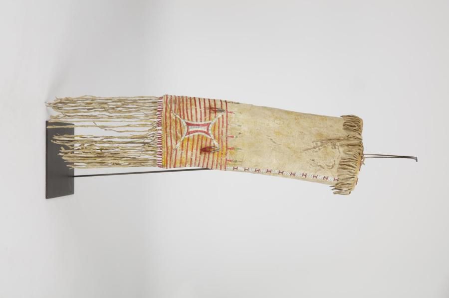 Sac à pipes de la tribu " Vision du Cerf ELK DRIMER Society" 

Culture Sioux, indiens des plaines d'Amerique du Nord Peau de cerf, piquant de porc-épic, crin de cheval, étain et perles de verre

Epoque 1870 

Michaut C.E. CECOA 8 janvier 2010