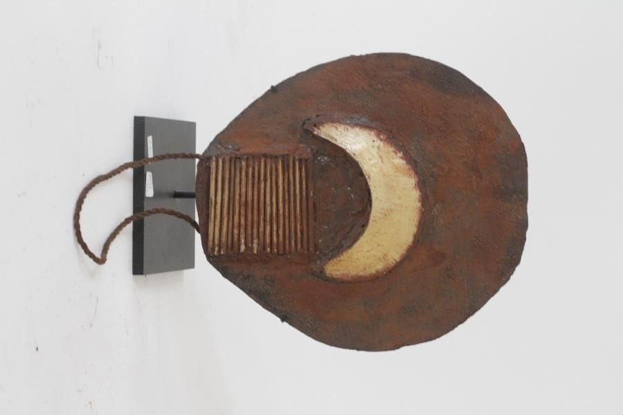 Rare Mukha Kina de chef. Plaque ovoide en résine naturelle sur laquelle le Kina est fixé. Petits cylindres en bambou symbolisant le nombre de cochons. Personnalité importante car plus de 10.

Papouasie

Galerie Slim Bouchara 9 janvier 2010