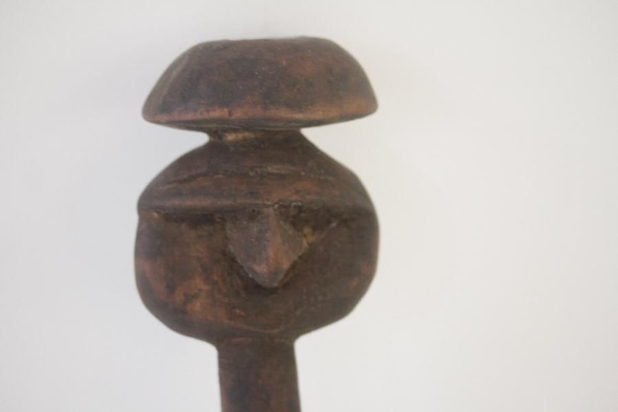 Lance de cérémonie Ambrym Island Vanuatu PNG Sculpture en forme de tête coiffée à une extrémité et pointe de flèche à l'autre Bois sculpté Importantes marques d'usage Acquis auprès des populations

HDV Rois Granville 4/03/2012