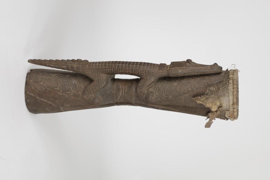Tambour Kundu Yatmul Sepik PNG Fut bois motifs incisés,membrane grande peau de reptile Poignée sculptée en figure de crocodile et traces de piments Acquis auprès des populations concernées 1975

HDV Rois Granville 4/03/2012