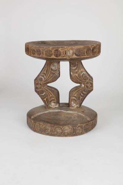 Tabouret d'orateur ( maison des hommes) Mélanésie PNG Bois motifs rituels aux pigments, marques d'usage Collecté in situ dans les années 1960

HDV Rois 13/04/2014