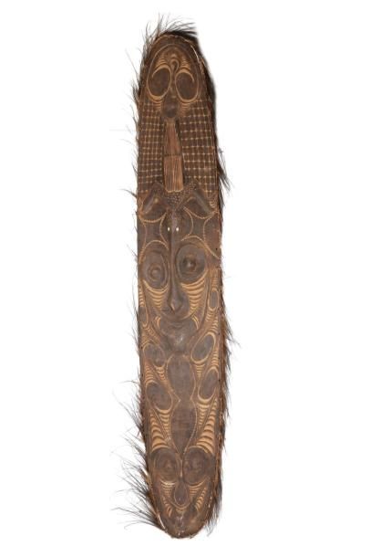 Grand bouclier en bois sculté Moyen Sepik Papouasie Bois pigments,cauris et plumes H 199 cms

HDV Orléans 02/04/2011