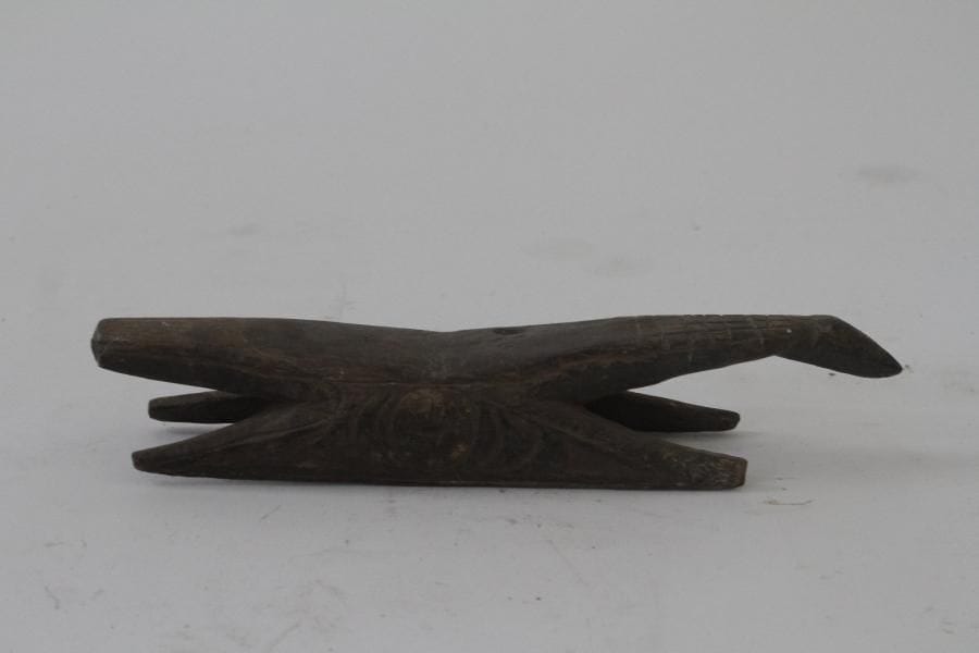 Banc usuel monoxyle et zoomorphe Yessan Haut Sepik Papouasie Dim 38/10

HDV Orléans 02/04/2011