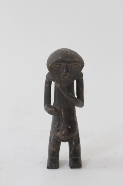 Statuette rituelle Membila Nigeria Bois Personnage se tenant la barbe 

HDV Anjou Rouen 07/11/2010