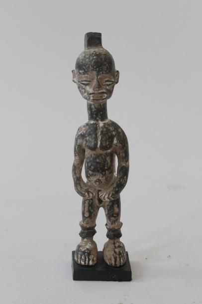 Statuette d'homme debout Urhobo ou Igbo Nigeria Bois traces de kaolin Crête sagittale et bracelets aux jambes 40 cms

HDV Anjou Rouen 25/04/2010