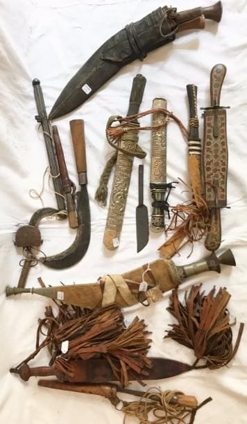 Lot de poignards divers et faucilles, fourreaux en bois, en cuir, en métal 

Népal, Afrique, Tibet