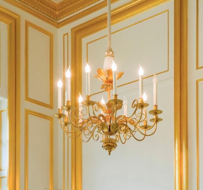 Trois lustres
En tôle dorée à douze lumières
H : 65 cm ; D : 90 cm
Travail de la Maison Delisle