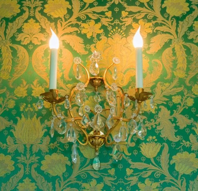 Deux appliques
En bronze doré à deux lumières, pampilles.
H : 47 cm ; L : 42 cm
Travail de la Maison Delisle