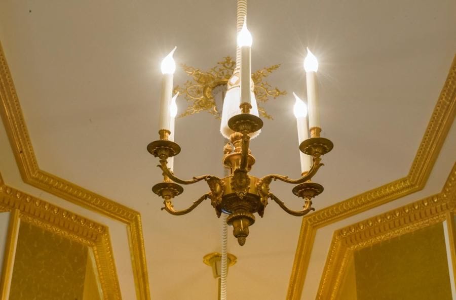 Cinq lustres
En bronze doré à six lumières
H : 40 cm ; L : 50 cm
Pourront être divisés
Travail de la Maison Delisle
