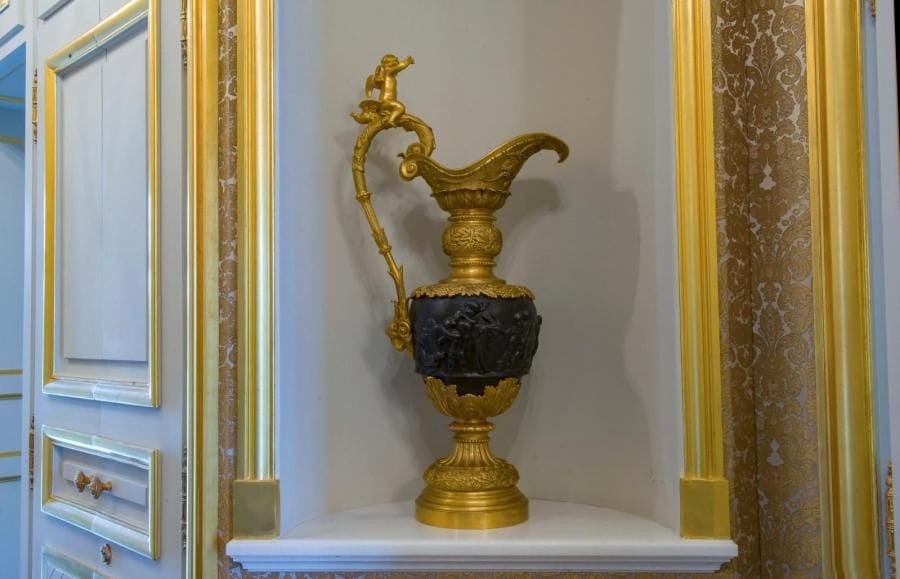 Paire de grandes aiguières
En bronze doré et patiné
Style du XVIIe siècle
H : 90 cm