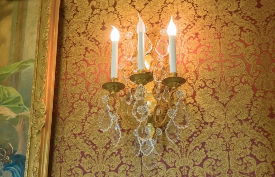 Deux appliques
En bronze et pampilles, trois lumières
H : 70 cm ; L: 34 cm
Travail de la Maison Delisle