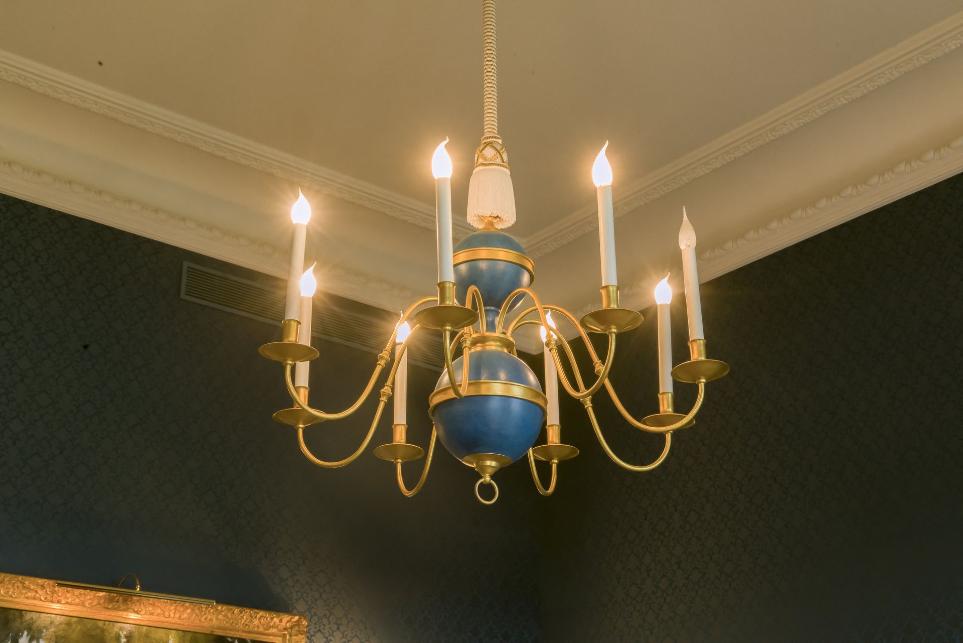 Lustre
En bronze doré et tôle laquée bleu, huit lumières
H : 70 cm ; D : 95 cm
Travail de la Maison Delisle