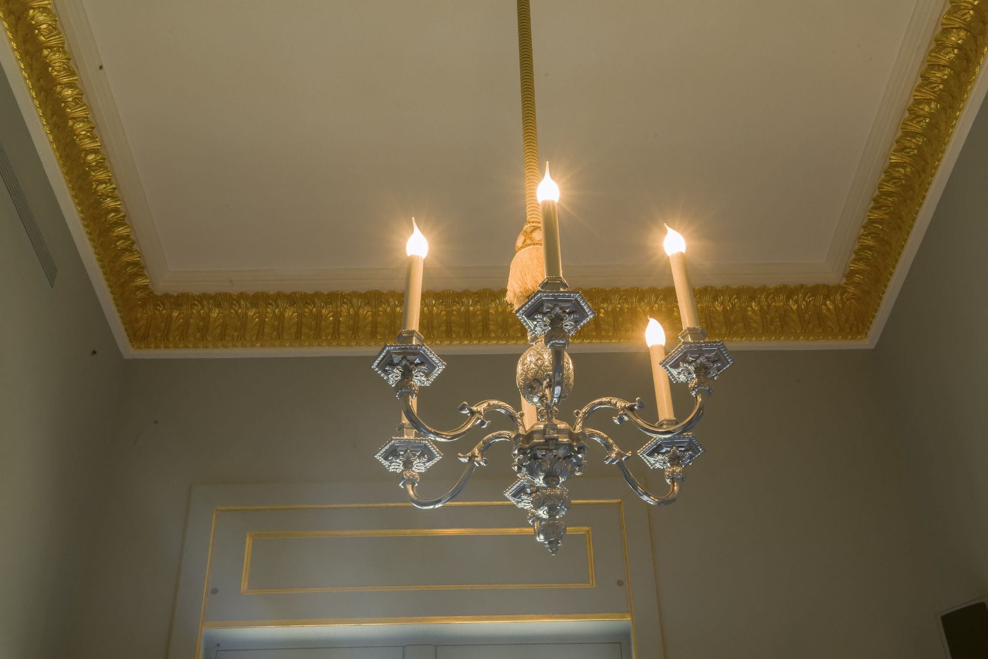 Lustre
En bronze argenté, à six lumières
Style Louis XV
H : 52 cm ; D : 68 cm
Travail de la Maison Delisle