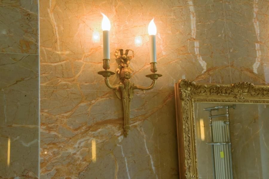 Deux appliques
En bronze à deux lumières
H : 37 cm ; L : 28 cm
Travail de la Maison Delisle