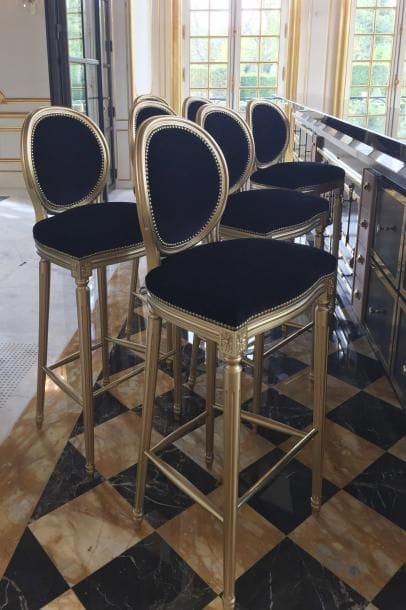 Sept chaises hautes en bois doré
Style Louis XVI
H : 117 cm ; L : 45 cm
On joint deux fauteuils laqués noir de style Louis XV
