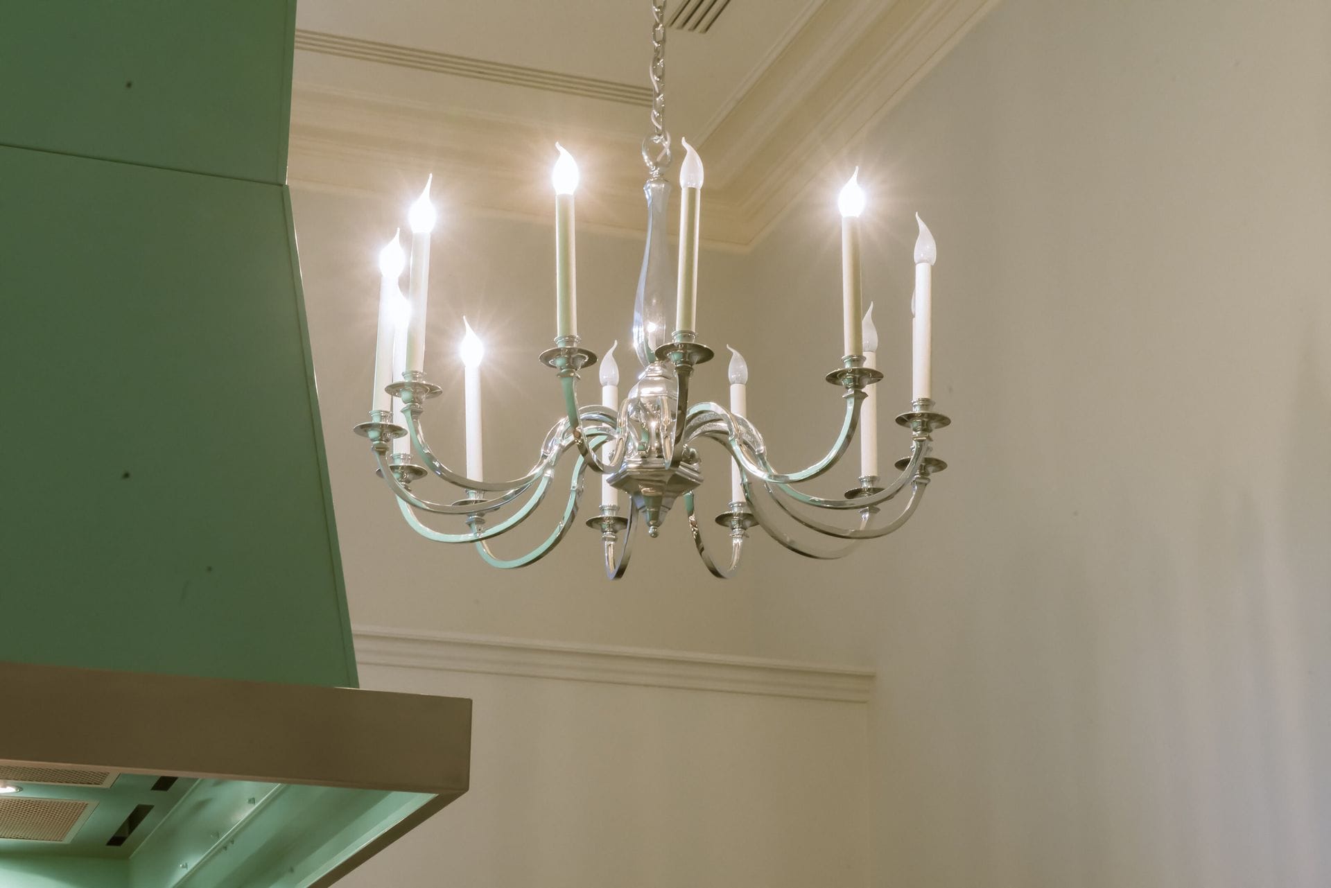 Deux lustres à douze bras de lumières en métal argenté.
H : 70 cm ; D : 100 cm
Travail de la Maison Delisle