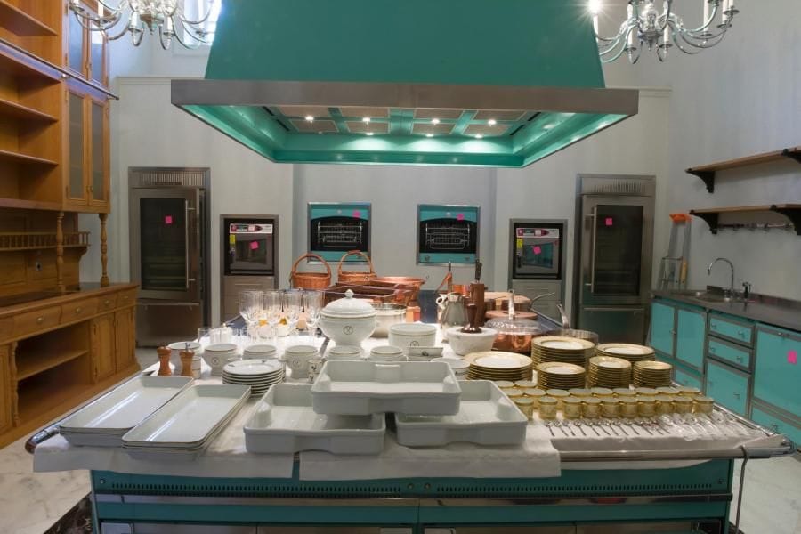 Maison La Cornue. Pillivuyt France.
Partie de service en porcelaine blanche à décor de fourchette et couteau croisés ou d’animaux comprenant six pots, cinq bols, quatre grandes assiettes, quatre petites assiettes, dix tasses, trois plats à four, une soupière, un saladier

