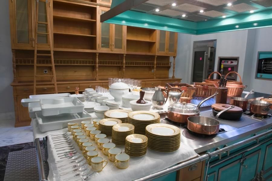 Limoges France. Georges Boyer.
Partie de service en porcelaine blanche et or comprenant : dix tasses et sous-tasse, onze tasses et sous-tasses, huit assiettes plates, onze assiettes creuses, douze assiettes à entremet, onze petites assiettes. On joint six cuillères Christofle et douze cuillères à café
