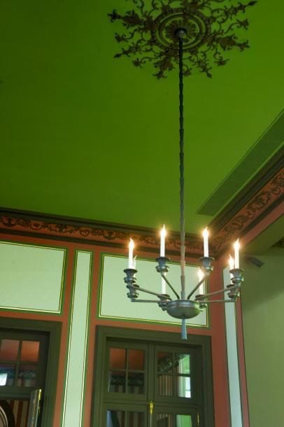 Deux lustres
En bronze patiné, huit lumières, fûts à décor de passementerie
Style 1930
H : 260 cm ; D: 86 cm
Travail de la Maison Delisle