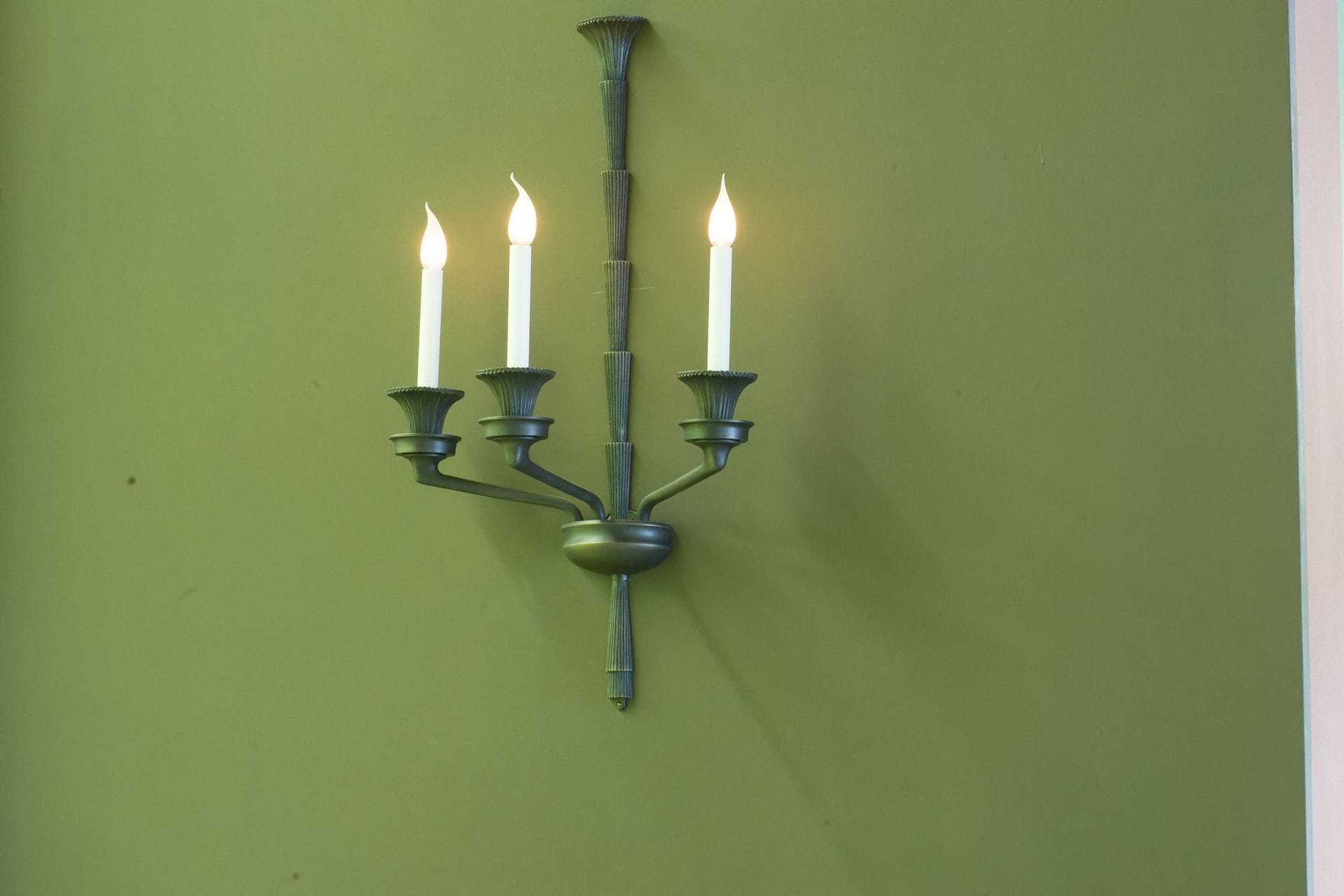 Deux appliques
En bronze patiné, trois lumières, fûts à décor de passementerie
Style 1930
H : 90 cm ; L: 55 cm
Travail de la Maison Delisle