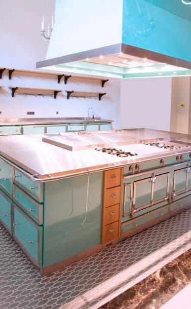 La Cornue France, cuisine vert amande
La Cornue France
Cuisine vert amande composée d'un îlot central et d'un plan de travail avec tiroirs et meubles de rangement comprenant:
- 2 chauffe-plats
- 4 fours
- 8 brûleurs à gaz
- 4 plaques électriques
- 2 plaques chauffantes en fonte
- 1 hotte
Ce mobilier est presque entièrement conçu en métal et en inox. Quelques éléments de bois complètent l'ensemble dans un souci d'harmonie.
(les deux éviers et la robinetterie ne sont pas vendus).
La cuisine a été démontée par La Cornue qui se tiendra à la disposition de l'acquéreur pour un devis de remontage.
 