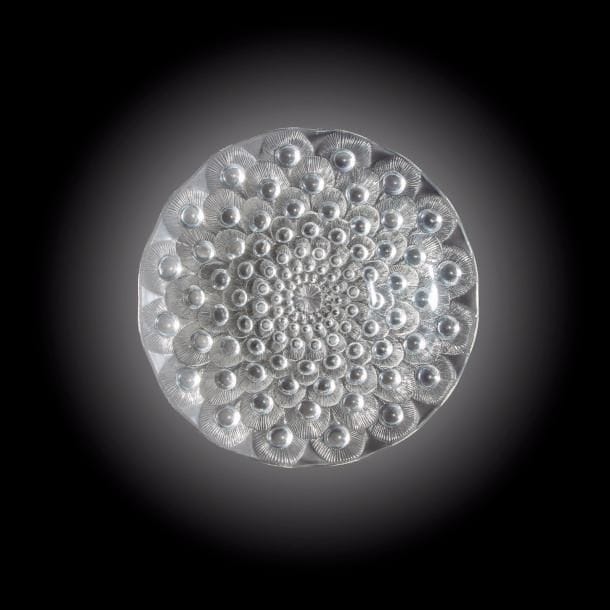 René LALIQUE (1860-1945)
Plumes de paon, modèle créé le 11 juin 1932
Coupe. Épreuve en verre moulé-pressé (Réf. Marcilhac 10-376 page 304). Signée R. LALIQUE France au centre. D. 30 cm