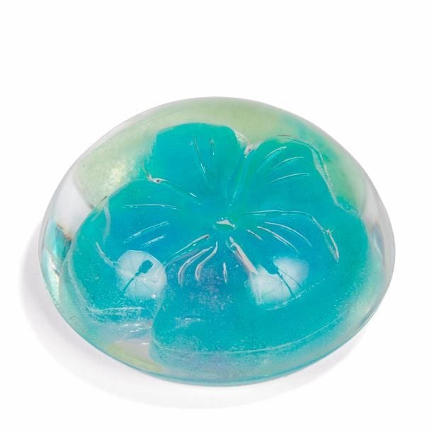 DAUM France 
Presse-papier hémisphérique. Épreuve en verre à décor interne d’une fleur en verre moulé traitée polychrome. Signé DAUM France sur le pourtour. D. 9,5 cm  