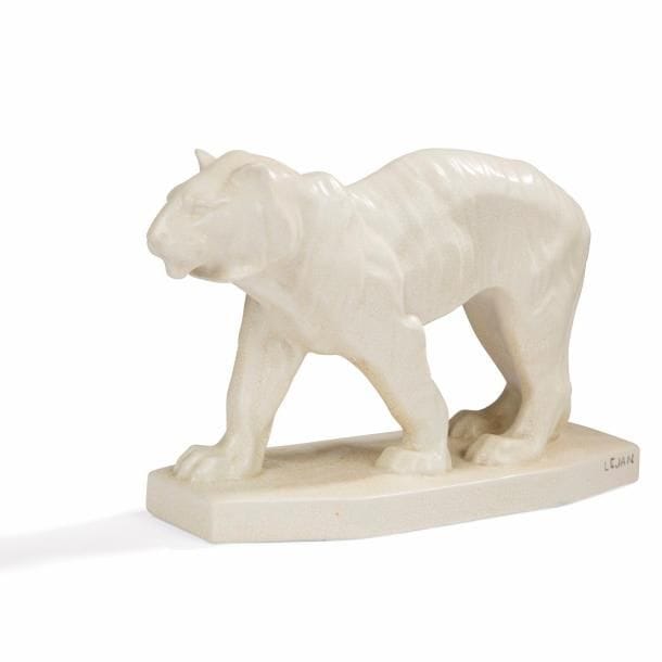 LEJAN (XIX-XX) & Manufacture d’ORCHIES 
Tigre 
Sculpture. Épreuve en céramique à couverte craquelée blanc cassé. Inscrit LEJAN sur la terrasse et porte le tampon de la manufacture sous la base. 26 x 38 x 14,5 cm 