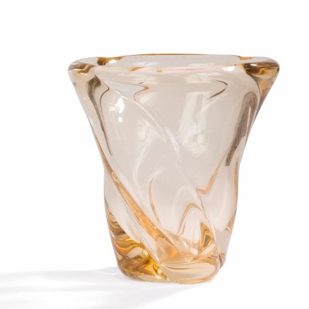 DAUM Nancy France
Vase tronconique mouvementé. Épreuve en épais cristal teinté miel-orange modelé à chaud. Signé DAUM Nancy France à la croix de Lorraine. H. 28 cm 