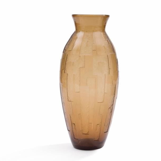 DAUM Nancy France 
Bandes et carrés
Spectaculaire vase ovoïde à large col légèrement évasé. Épreuve en verre fumé au décor géométrique profondément dégagé à l’acide. Vers 1930. Signé DAUM Nancy France à la Croix de Lorraine, gravé vers la base. H. 51,8 cm